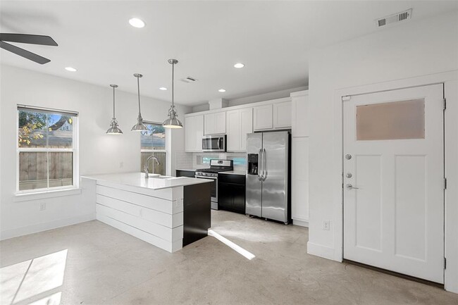 Building Photo - 1003 Fiesta St