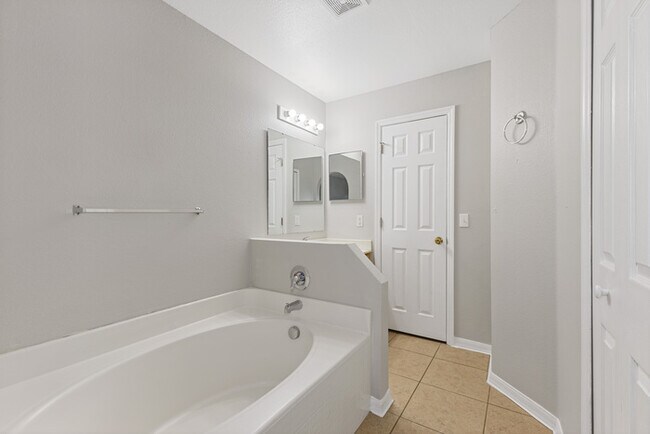Building Photo - Charming home for RENT in Groveland