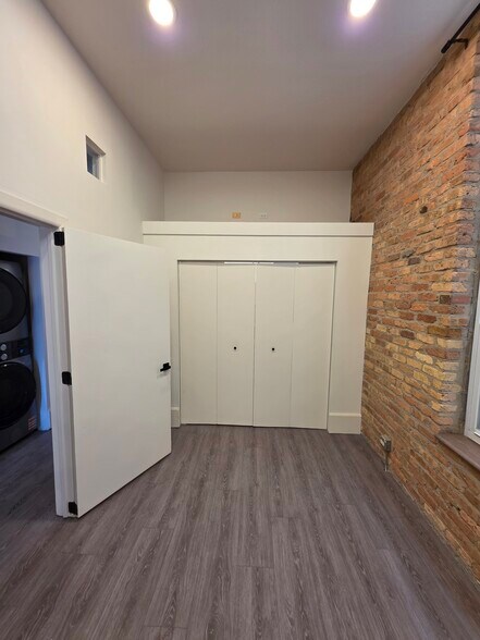 Building Photo - 1549 N Milwaukee Ave