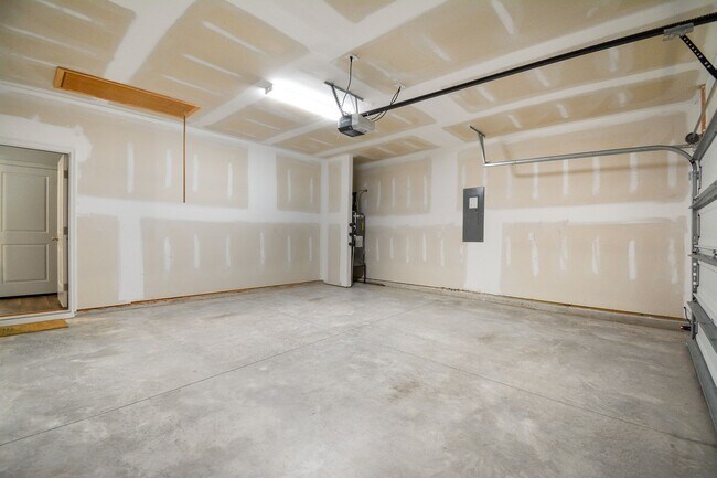 Building Photo - 3 Bedroom Home in Waterside Community of S...