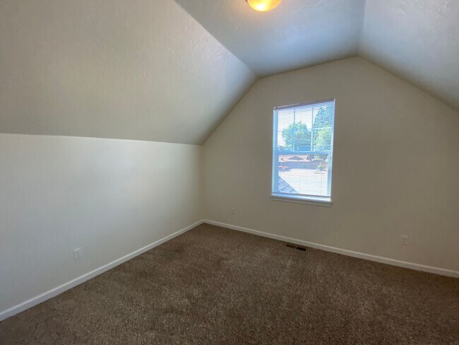 Building Photo - 1011 Coburg Rd