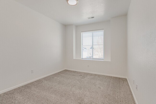 Building Photo - 3 Bedroom Townhome Available