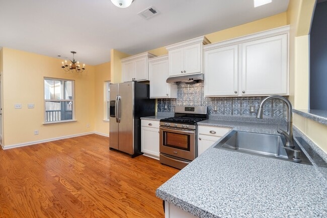 Building Photo - 2437 Duxbury Dr