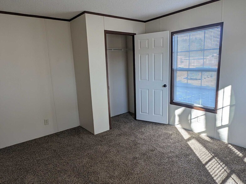 Building Photo - 15562 Pine Ridge Dr