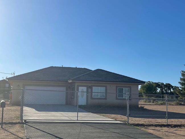 Building Photo - Beautiful Hesperia Starter Home, 2 Bedroom...