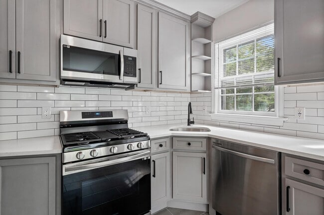 Building Photo - 1122 Lower Ferry Rd