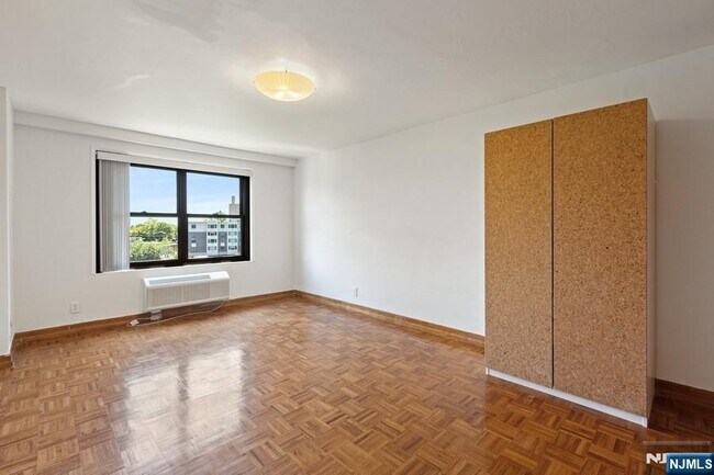 Building Photo - 2352 Linwood Ave