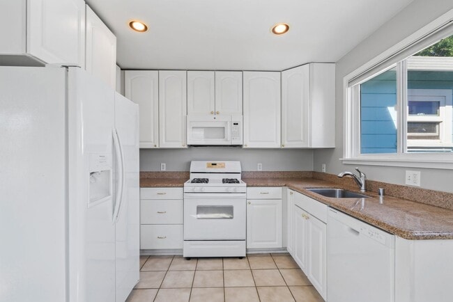 Building Photo - Pet Friendly 3Bd/2Ba Single-Family Home