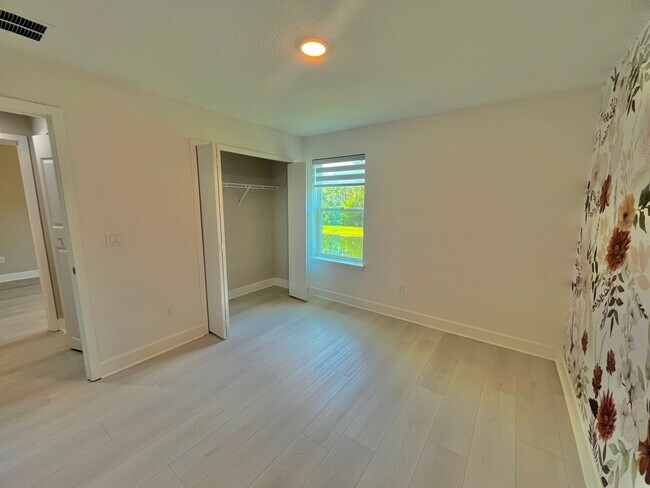 Building Photo - Beautiful 3 Bed, 2.5 Bath Townhome in Mode...