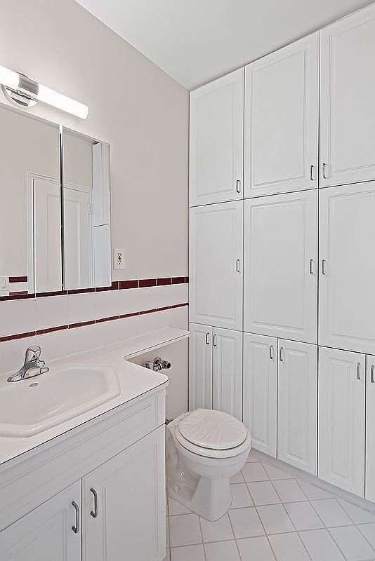 Building Photo - 25-40 31st Ave-4K