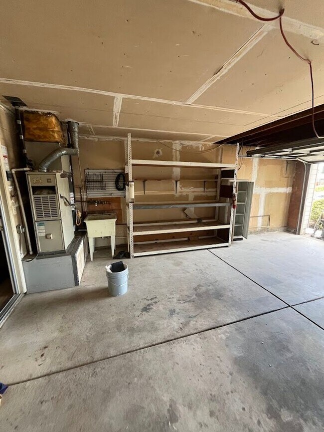 Building Photo - 3bd/2ba Single Story, Fresh Updates, Huge Backyard