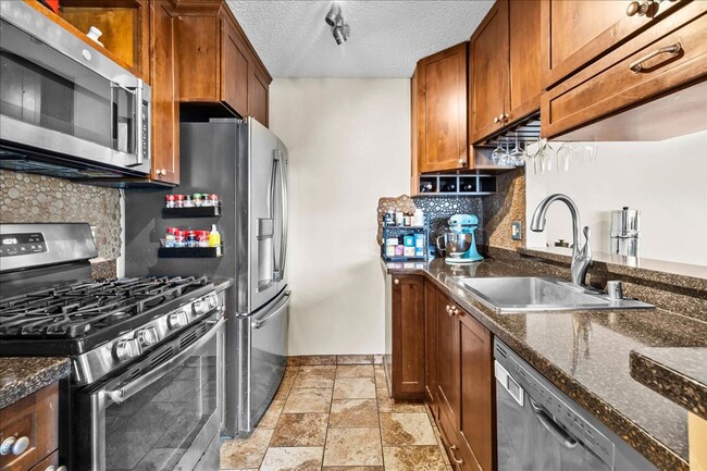 Building Photo - Corner end unit Two Bedroom Two Bath Townh...