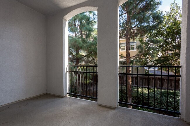 Building Photo - Beautiful Townhome in the heart of East Lake!