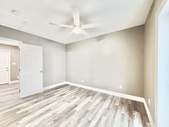 Building Photo - 932 22nd St S