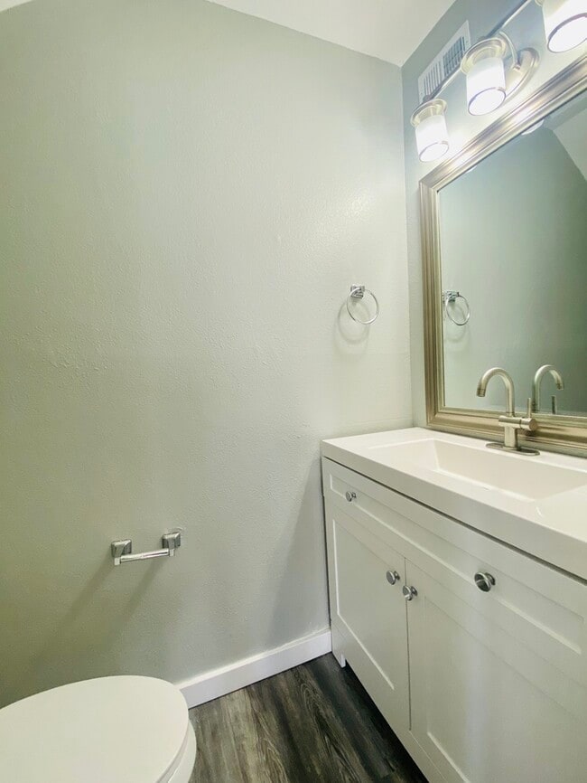Building Photo - Washer/Dryer in Unit! Remodeled Townhome i...