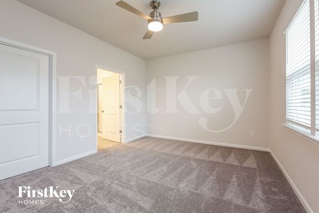 Building Photo - 204 Stonefence Dr