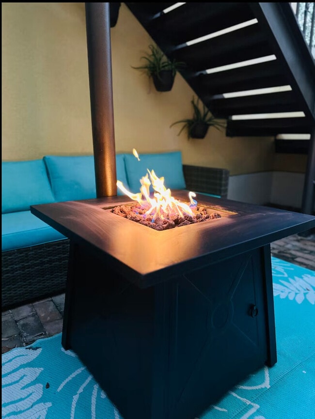 Building Photo - 509 S Willow Ave