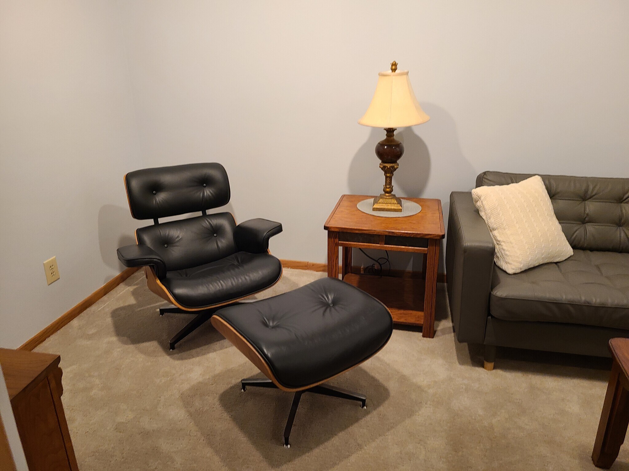 Lounge in the Livingroom - 1907 DuPont Ave S