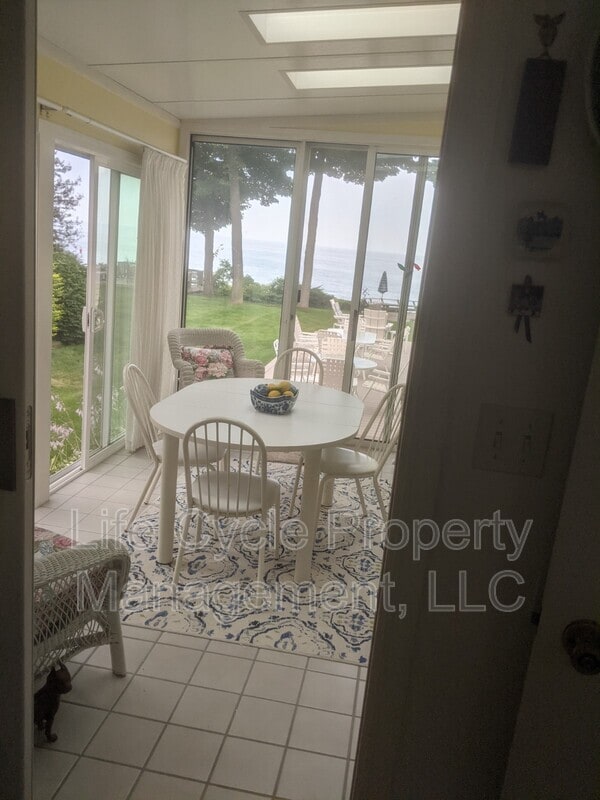 Building Photo - 2421 Lakefront Dr