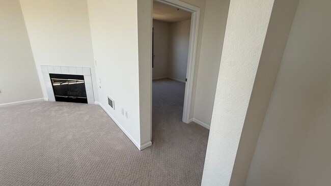 Building Photo - Epic REA - Top floor, Sweeping Views, 3 BR...