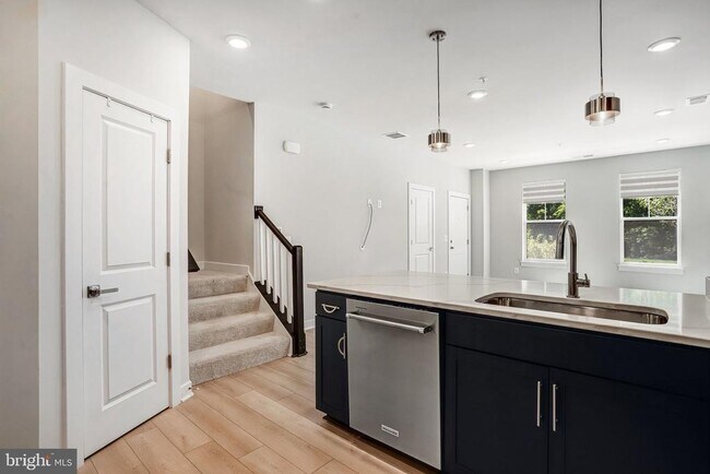 Building Photo - 45181 Drowes Ter