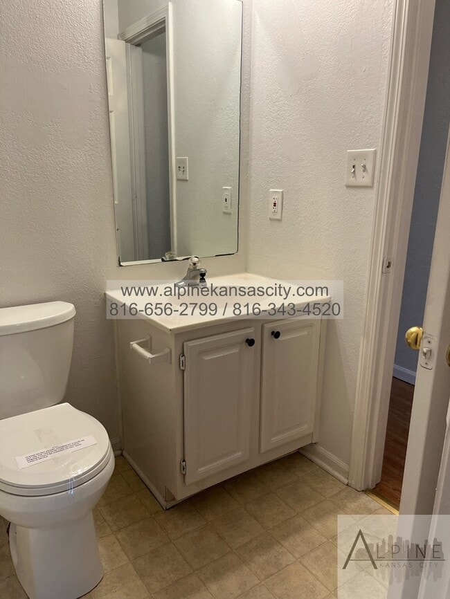 Building Photo - Spacious Gladstone Duplex, Croner Lot, 2 Car Garage!