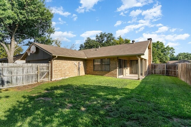 Building Photo - 2311 Lawnmeadow Dr