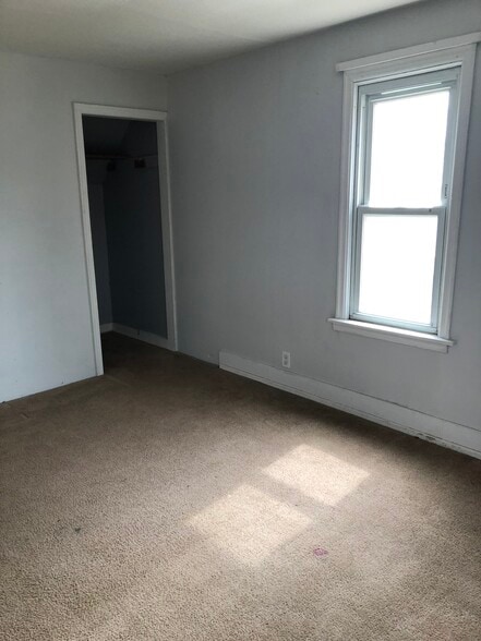 Building Photo - 632 S Anna Ave