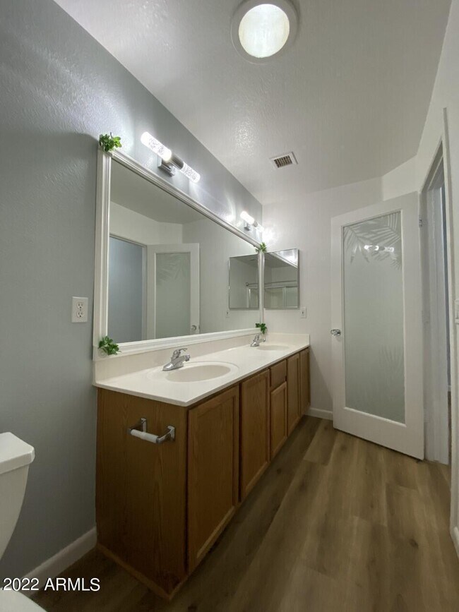 Building Photo - 8937 W Lone Cactus Dr