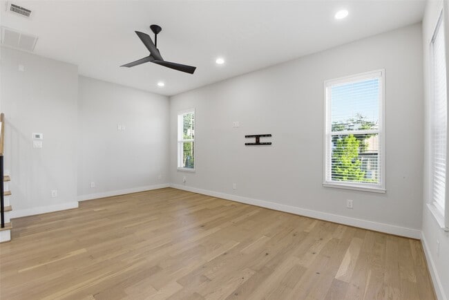 Building Photo - 2204 Lou Ellen Ln