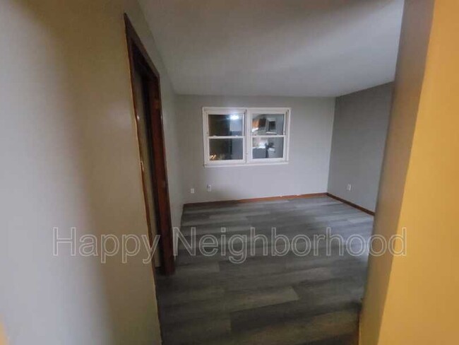 Building Photo - 451 Divinity St