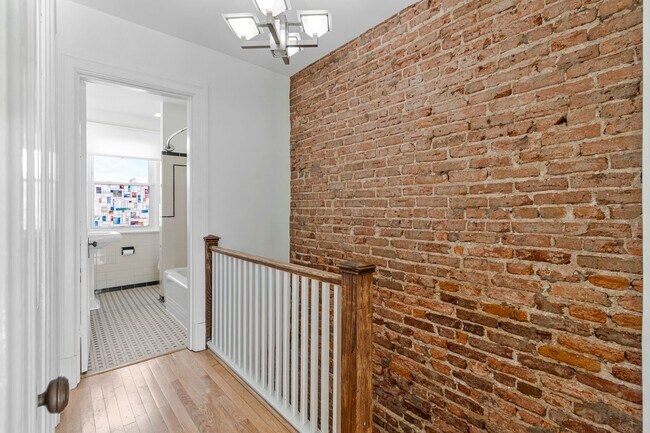 Building Photo - Big and Comfy Townhouse