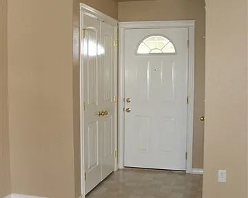 Building Photo - 2 bed / 1 bath ground-floor apartment in a convenient location in west Boise
