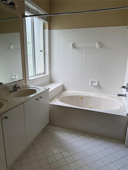 Building Photo - 449 Silver Palm Way