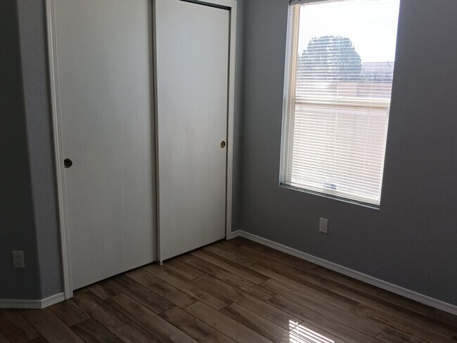 Building Photo - 3 Bedroom, 2 Bathroom Home! Schedule a Showing!