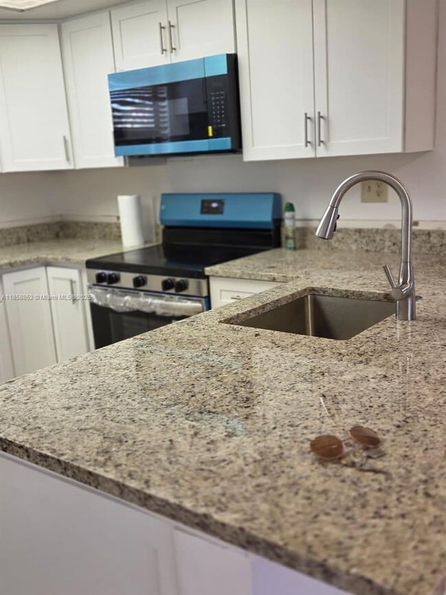 Primary Photo - 10823 NW 7th Street 22-44, Miami, FL 33172
