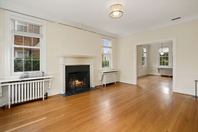 Building Photo - Available Now! 4 Bedroom  3.5  Bathroom Townhouse //Woodley Park// Garage, Driveway & 3 Levels of...