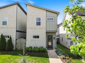Building Photo - Beautiful Home in Nashville!
