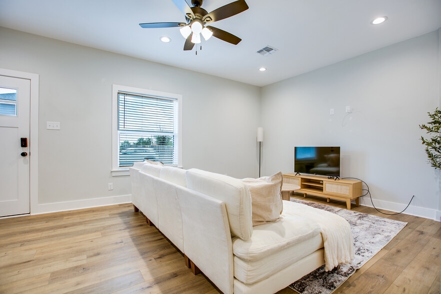 Building Photo - 1009 Holiday Dr