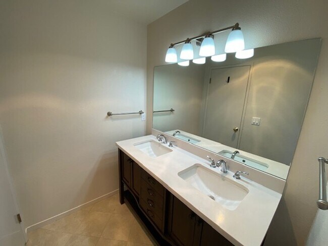 Building Photo - 739 W Franklin St