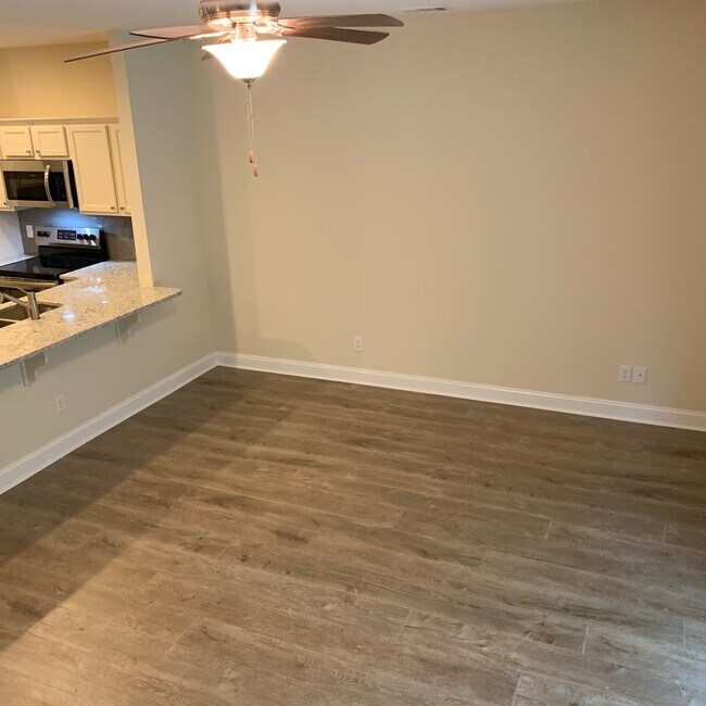 Building Photo - Very well maintained Townhouse