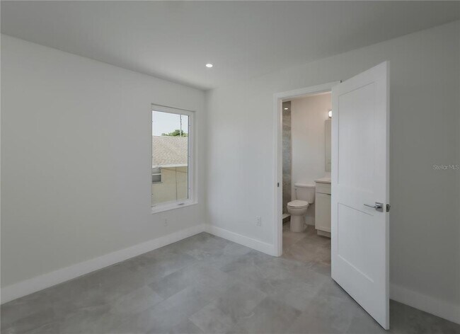 Building Photo - 310 Hibiscus St