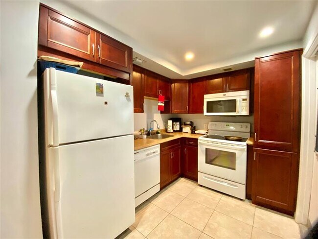 Building Photo - 3000 N Palm Aire Dr
