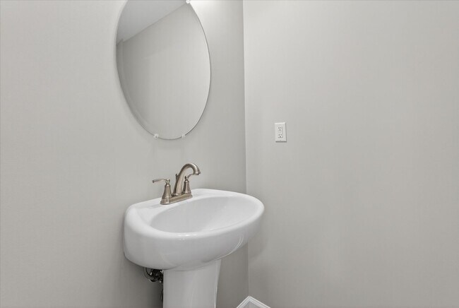 Building Photo - The Stowe Court Dog Friendly Condo for rent!