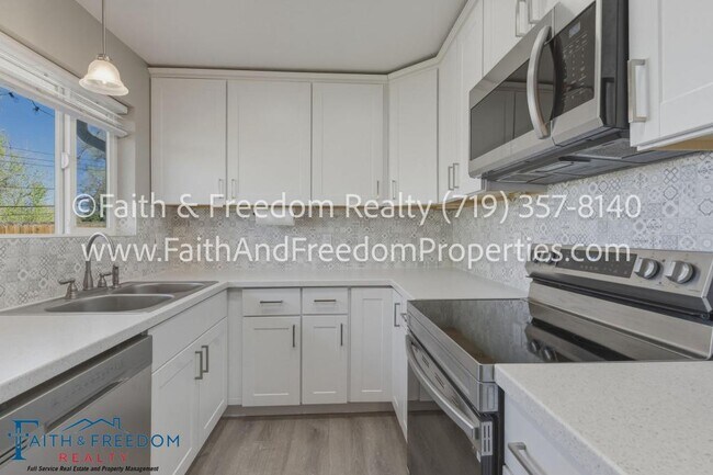 Building Photo - 260 Everett Dr