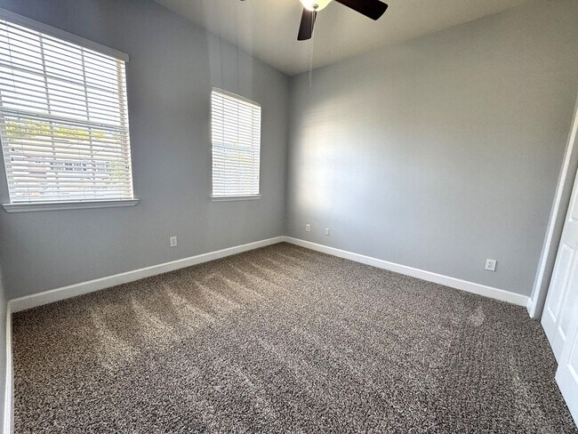 Building Photo - 3BR/3BA Eagle Harbor Condo w/ Garage