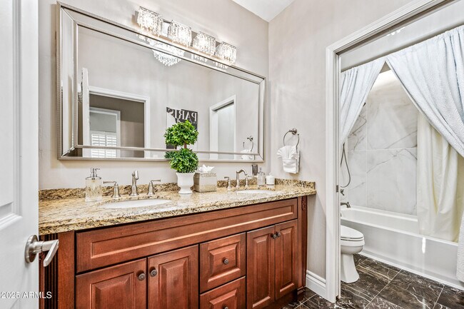 Building Photo - 1817 E Willow Tree Ct