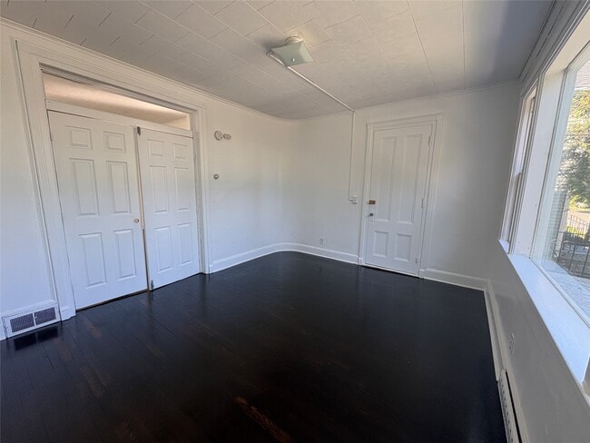 Building Photo - 86 Conklin Ave