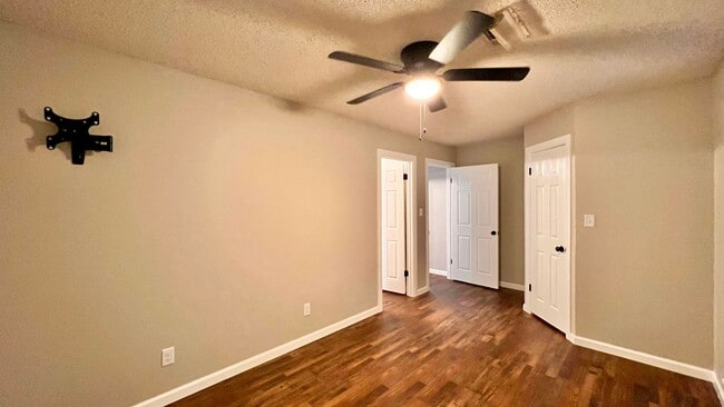 Building Photo - 490 Scott Ln