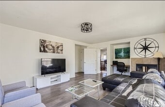 Building Photo - Huge room in a large shared home, private ...